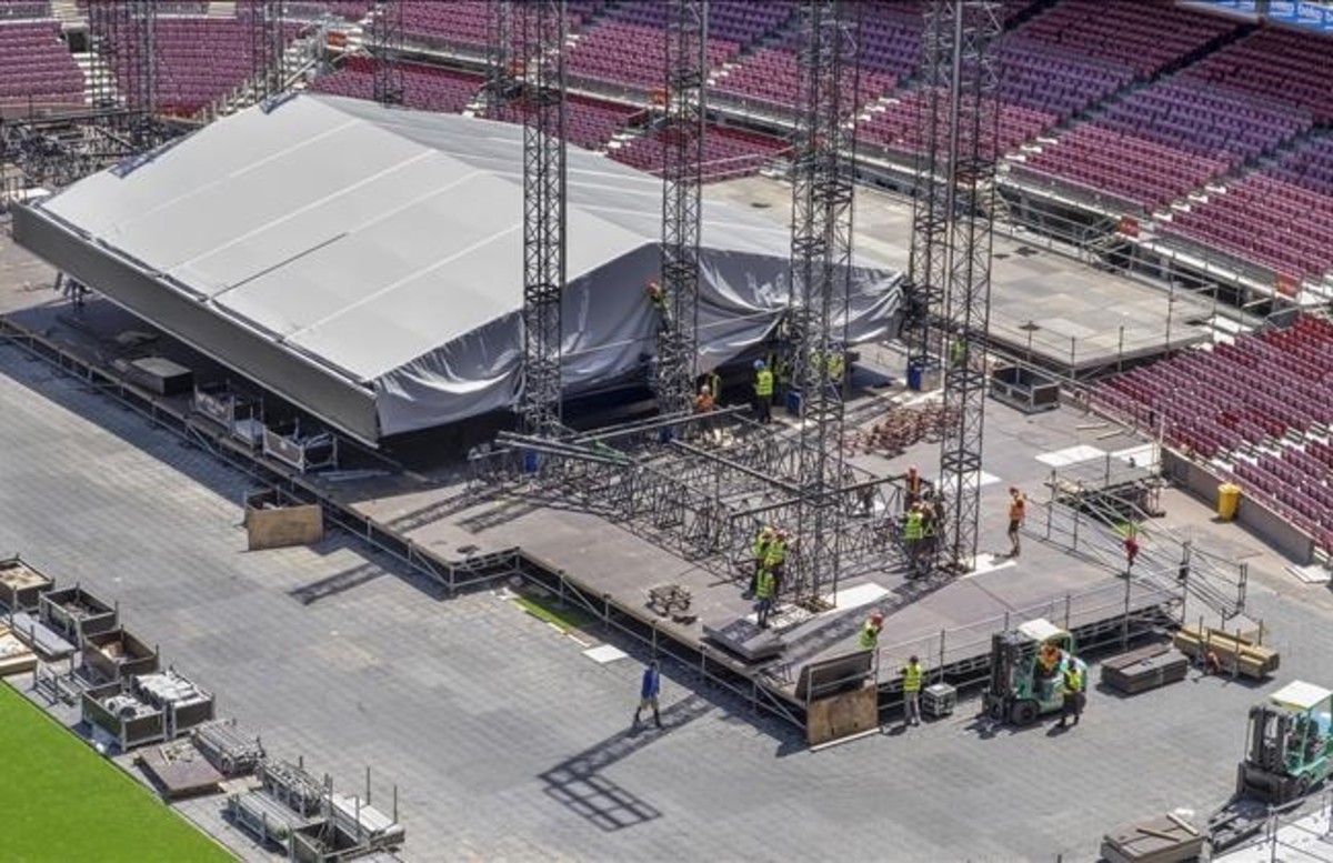 BARCELONA 11 05 2016 Montaje del escenario para el concierto de BRUCE SPRINGSTEEN en el Camp Nou FOTO FERRAN SENDRA